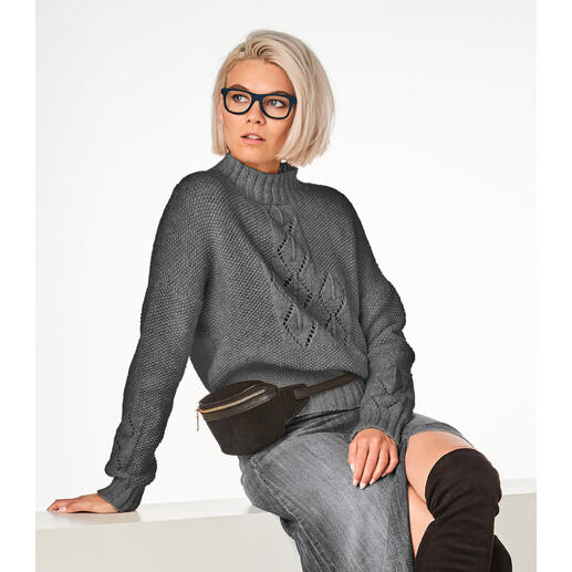 Frau trägt einen grauen Pullover aus Wool-Cashmere mit körpernahem Schnitt.