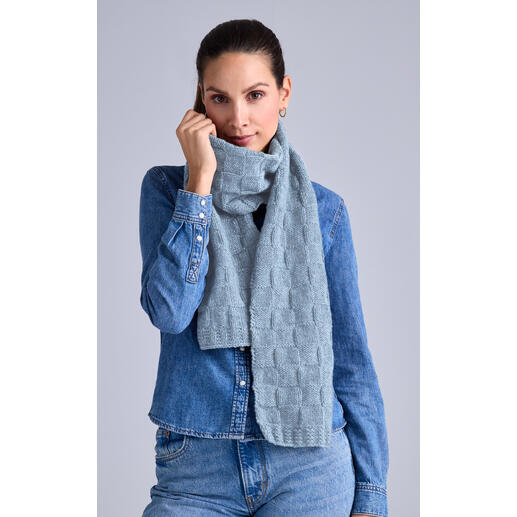 Frau hält einen hellblauen Schal aus Wool-Cashmere vor sich.