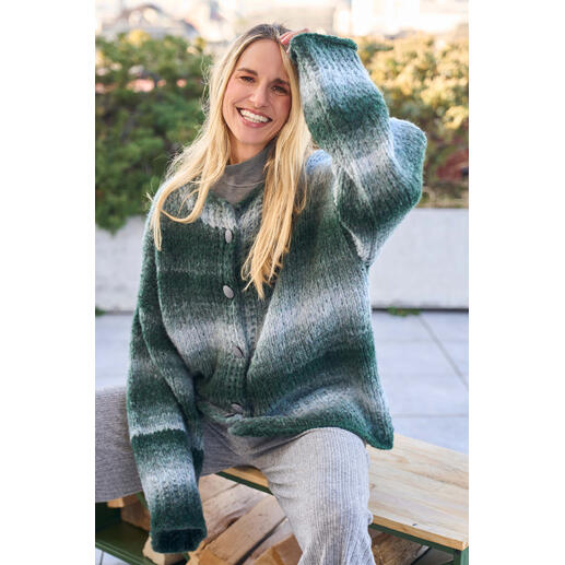 Oversize-Jacke aus Vision Color, lächelnde Frau im Freien.