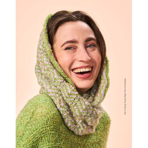 Loop aus Boucle, getragen von einer Weiblein, die lächelt.