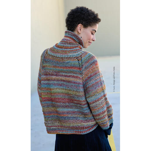 Pullover aus Cotton-Merino Rainbow, von hinten sichtbar, dame mit kurzem Haar.