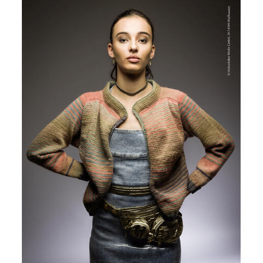 Jacke aus Gradient in Erd- und Pastelltönen, getragen von einem Modell.