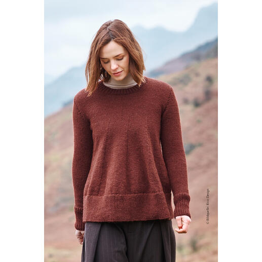 Pullover aus Soft Alpaca, getragen von einer Frau in natürlicher Umgebung.