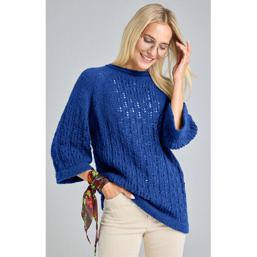 Blauer, runder Pullover aus Fenella mit lockerer Strickstruktur.