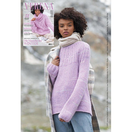 Lila Pulli mit Rundpasse aus Stoccolma, mit Halstuch im Freien.