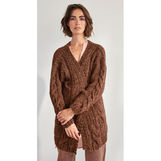 Braune Jacke aus Palazzo mit geometrischen Mustern, getragen von einer Frau.
