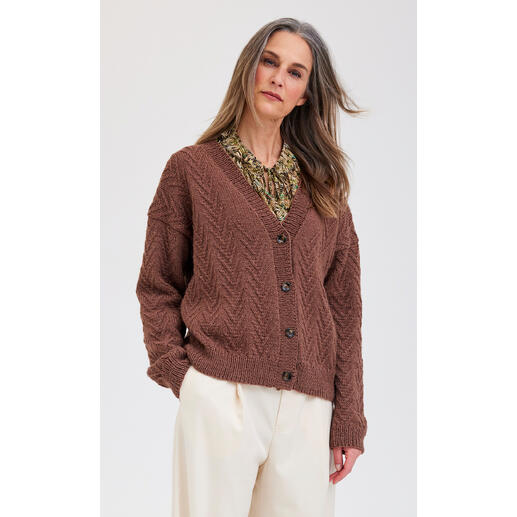 Braune Jacke aus Aparta-Nova mit strukturiertem Muster, getragen von einer Frau.