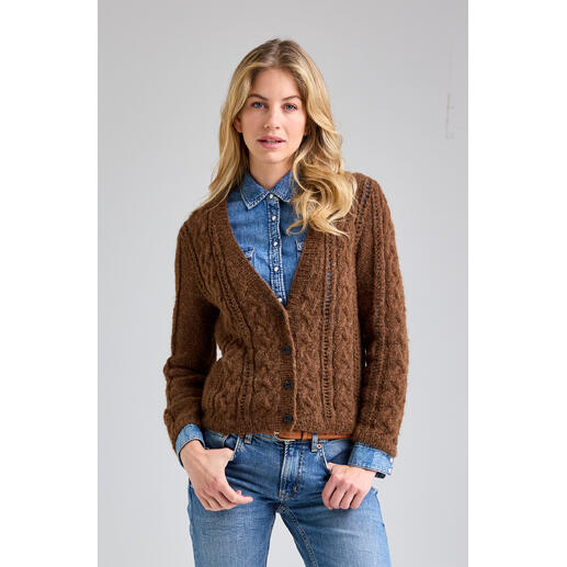 Braune Jacke aus Palazzo, getragen von einer Frau in lässiger Haltung.