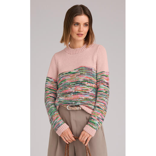 Frau in einem Pullover aus Merino-Print und Nuovo Merino 120, mit buntem Muster.