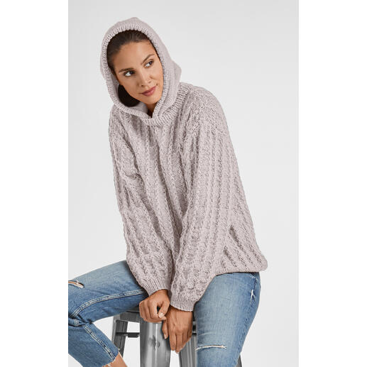 Frau in einem Pullover mit Kapuze aus Merino-Classic in hellgrau.