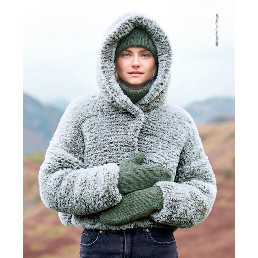 Jacke aus Creative Petit Lapin super chunky in Grautönen, modisch getragen von einer Frau.