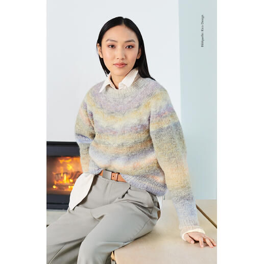 Pullover aus Creative Painted Power in zarten Pastelltönen, sitzt auf einem Tisch.