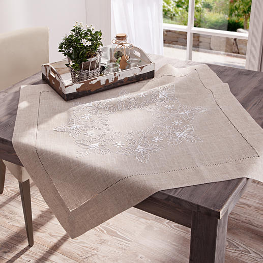 Tischdecke mit Ton in Ton Stickerei