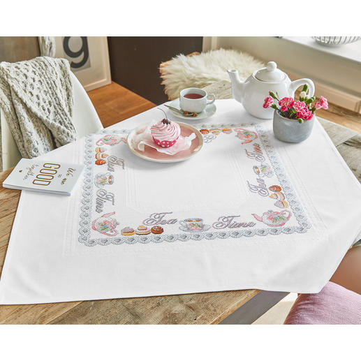 Aida-Tischdecke mit Teemotiv und süßen Leckereien