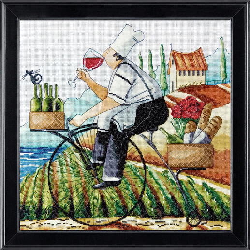 Koch auf Fahrrad genießt Weinblick auf Weinberge.