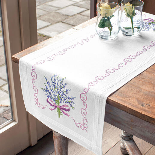 Baumwolltischwäsche in Form eines Tischläufers mit Lavendelmotiven.