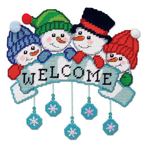 Wand-Deko mit vier Schneemännern und dem Schriftzug 'Welcome'.