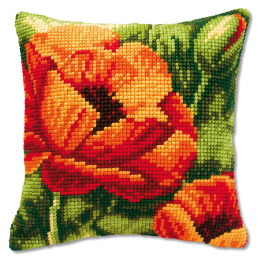 Kissen mit roten Mohnblumen auf grünem Hintergrund.