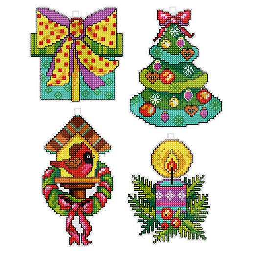 Vier Weihnachtsanhänger mit festlichen Designs.