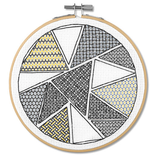 Stickbild mit geometrischen Dreiecken in schwarz, weiß und gelb