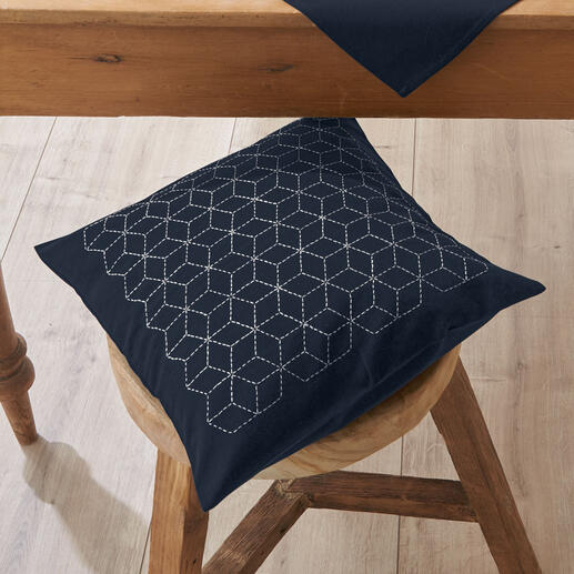 Dunkelblaues Sashiko Kissen mit hexagonalen Stitch-Mustern auf einem Stuhl.