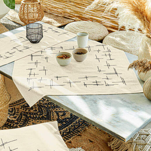 Minimalistisches Ensemble mit Dekoration und Tassen auf einem Tisch.