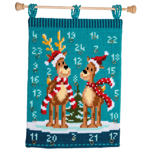 Adventskalender mit niedlichen Elchen in Weihnachtsmützen auf einer blauen Wand.