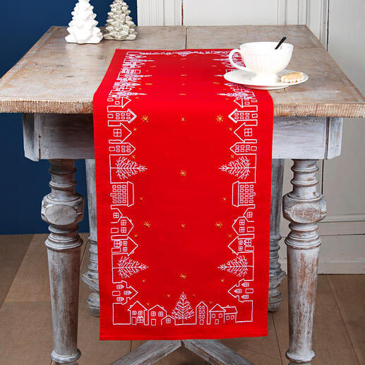 Roter Tischläufer mit illustrierten Winterdorf-Motiven