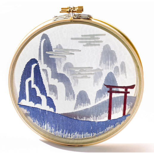 3D-Tüll-Stickbild mit japanischer Landschaft und Torii-Tor.