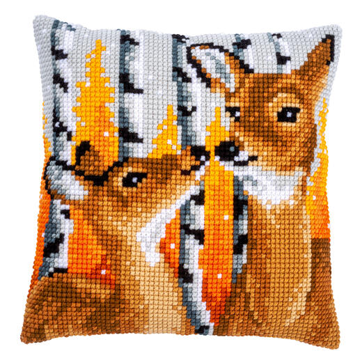 Kreuzstichkissen mit Rehen vor birkenfarbenem Hintergrund.