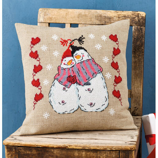 Kissenhülle mit zwei festlichen Schneemännern.