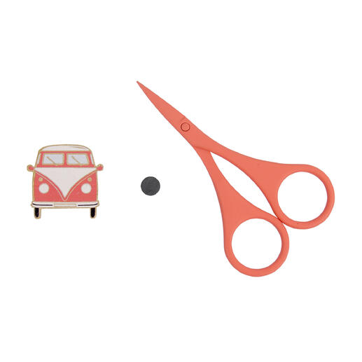 Türauto-Anstecker und korallfarbene Schere in Reiseverpackung.