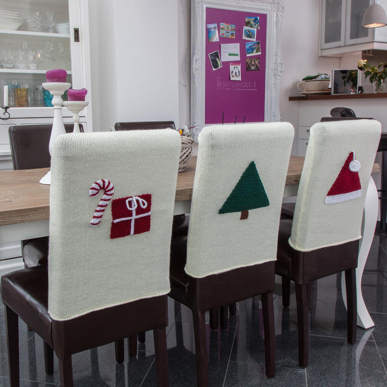 Anleitung 817/3, glatt rechts gestrickte Stuhlhussen mit separat gehäkelten Weihnachtlichen Motiven 