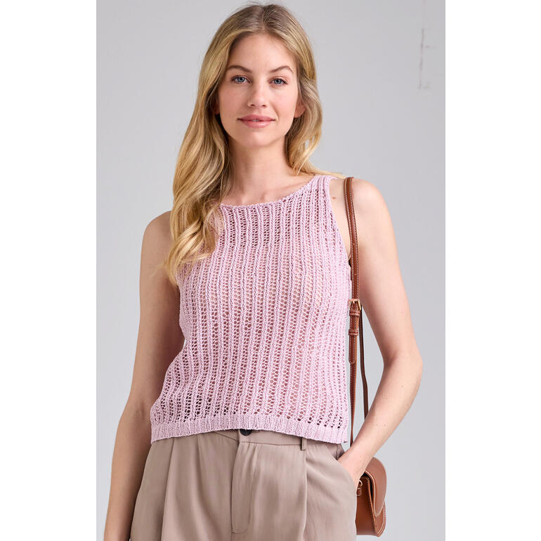 Anleitung für ein Top aus Cotton-Superfine II, präsentiert durch eine Dame in einem strahlend pinken Top.