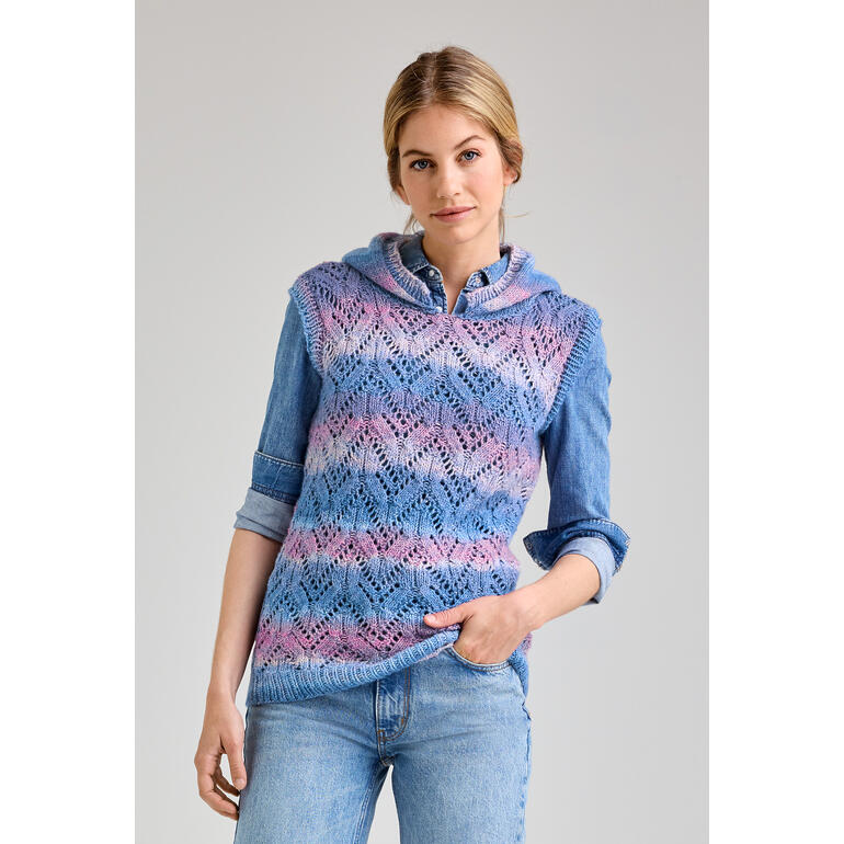 Frau in einem bunten Kapuzenpullunder aus Lotti-Colori, lächelnd, in Jeans