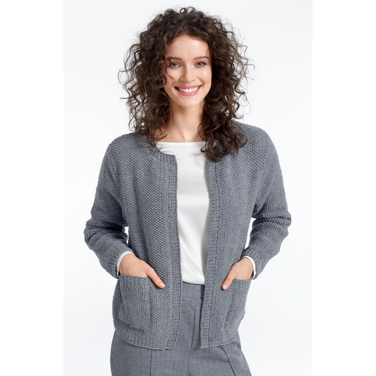 Frau in grauer Merino-Extrafein Jacke, lächelnd, mit Taschen