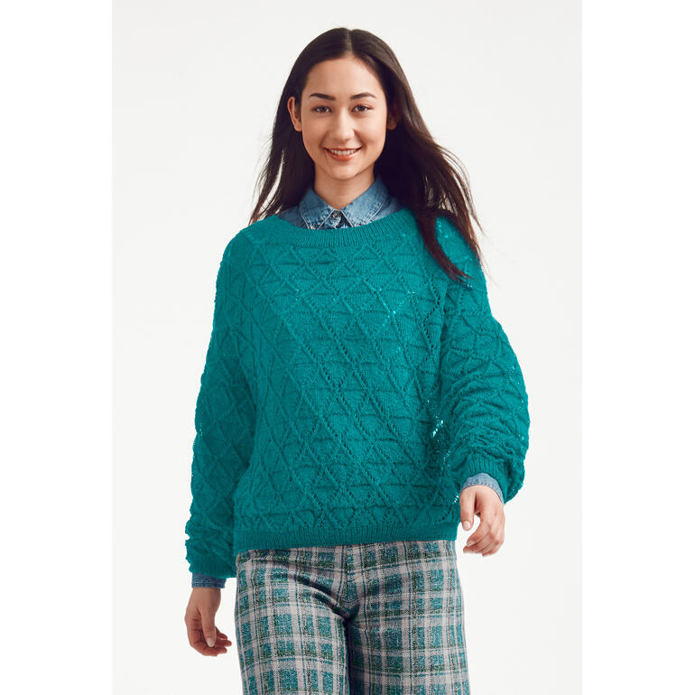 Türkiser Pullover aus Seidana, weibliches Model mit Lächeln auf dem Gesicht.