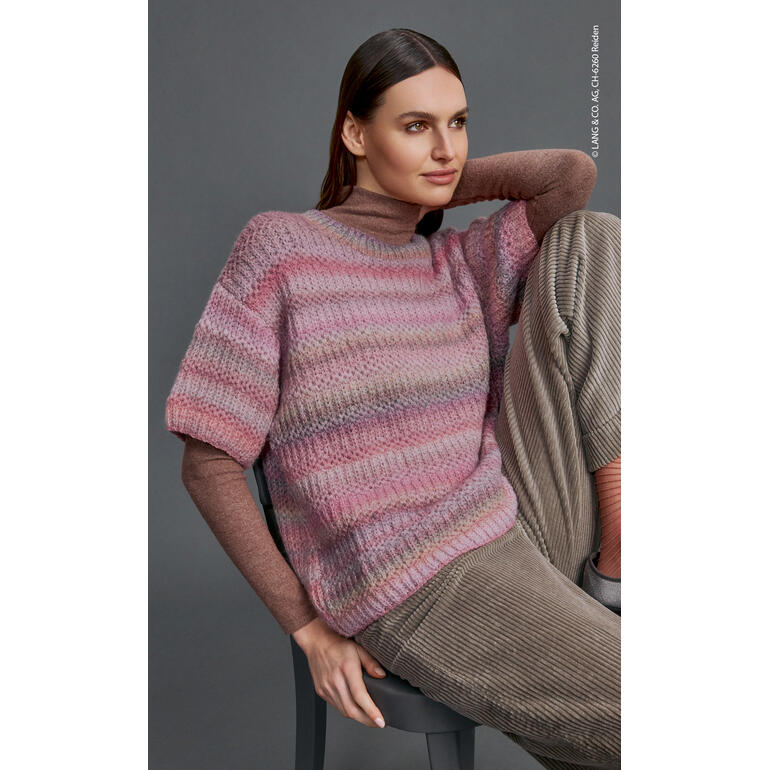 Gestreifter Kurzarmpullover aus Harmony, weibliches Model sitzt auf einem Stuhl.