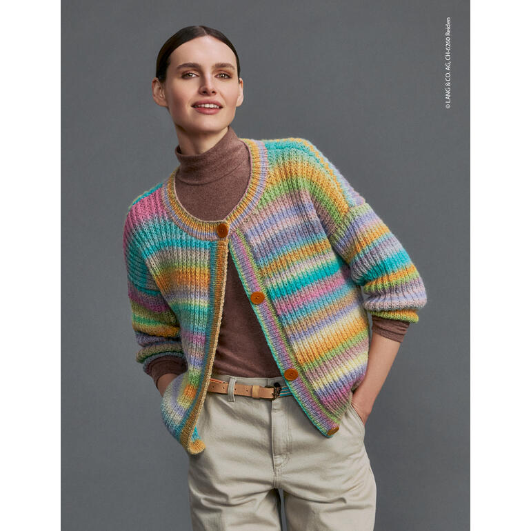 Bunte Jacke aus Harmony, weibliches Model mit Knöpfen an der Vorderseite.