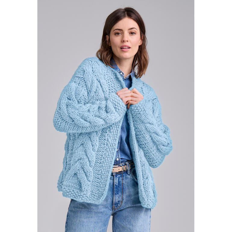 Hellblaue Strickjacke aus Canoso mit groben Zopfmuster