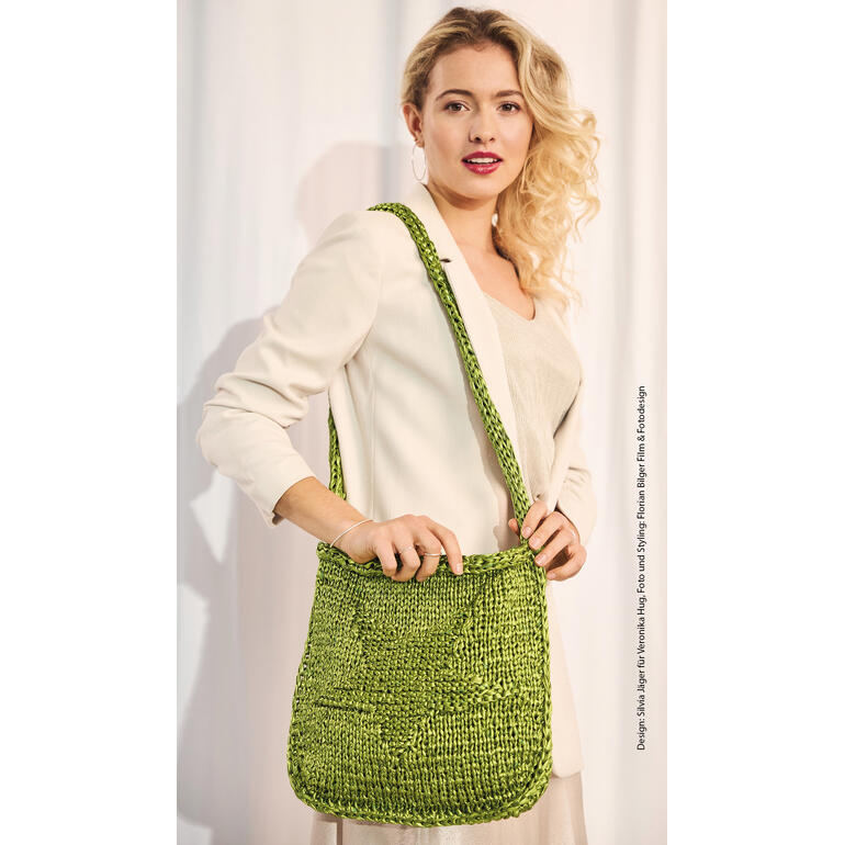 Leder-Look Glitter Tasche in Grün, hängend an einer Schulter