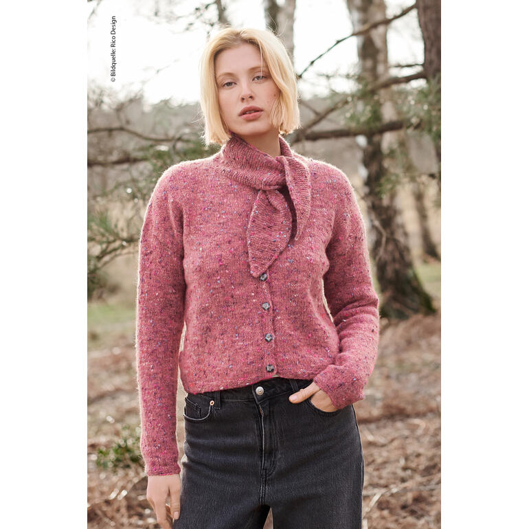 Frau in rosa Jacke mit Bindeband, lächelt im Wald.