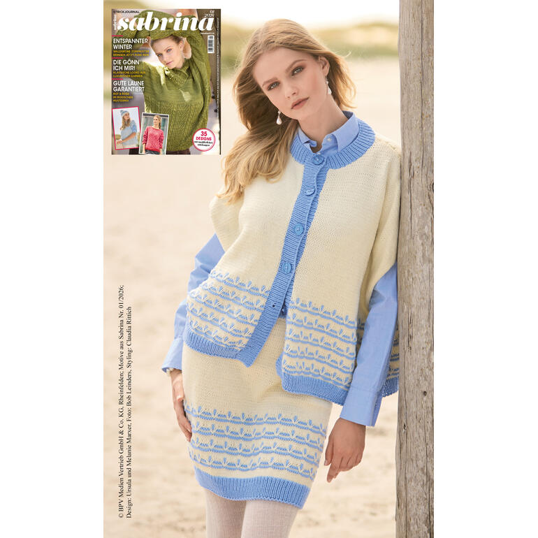 Frau in einem cremefarbenen Cape mit Rock und blauen Akzenten, im Hintergrund ein Modemagazin.