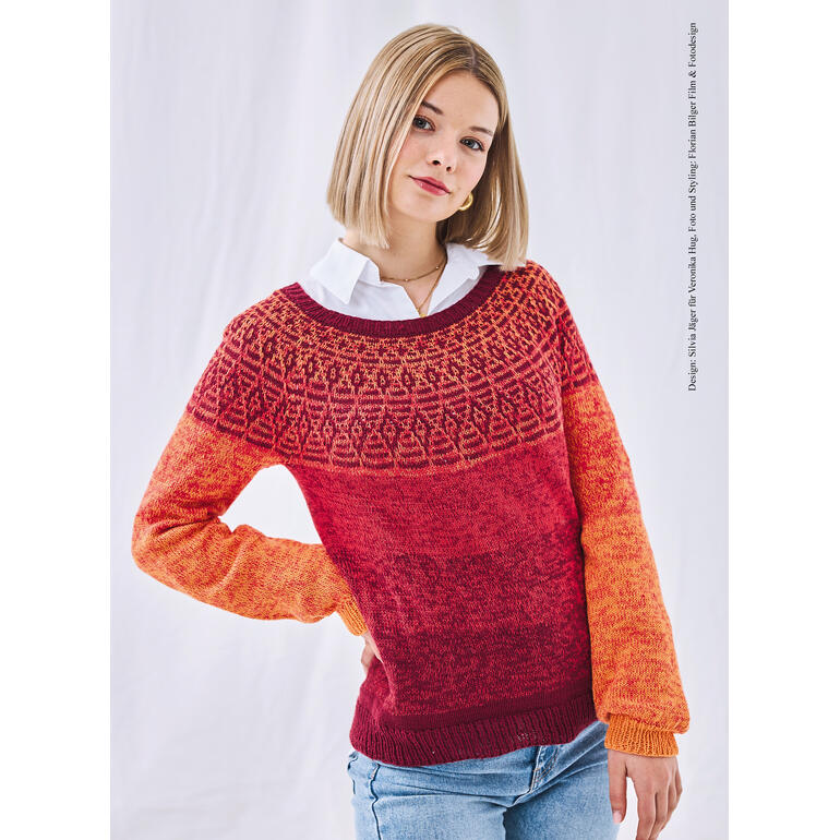 Frau trägt einen bunten Pullover mit Rundpasse, vor weißem Hintergrund