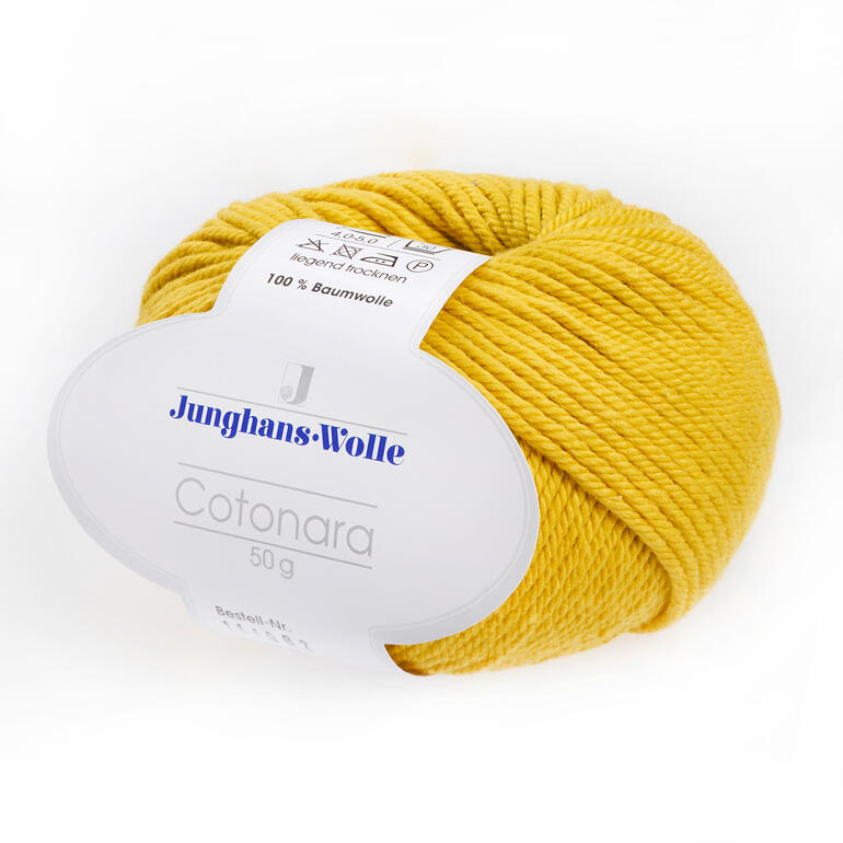 Cotonara von Junghans-Wolle in Gelb, Knäuel auf weißem Hintergrund.