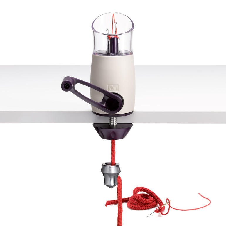 Prym Strickmühle Comfort Twist, auf einer Tischkante befestigt, mit rotem Garn.