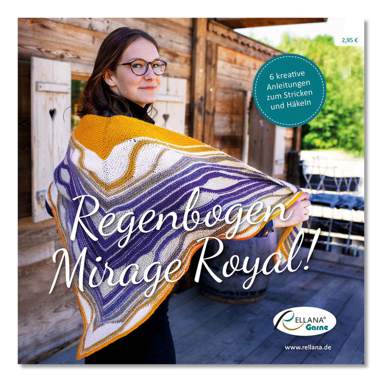Heft 'Regenbogen Mirage Royal' mit einer Frau, die ein Strickstück hält, blau-goldene Farben.