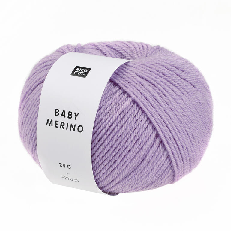 Garn Baby Merino von Rico Design in lila auf weißem Hintergrund