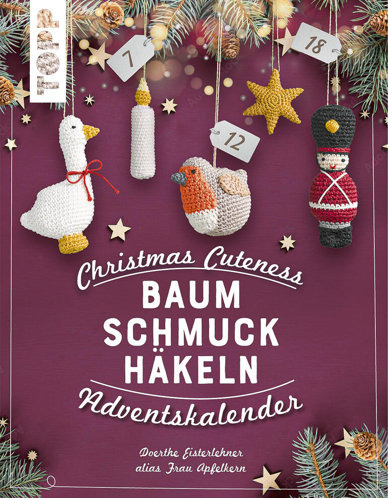 Adventskalenderbuch mit gehäkelten Baumschmuckfiguren in festlicher Umgebung.