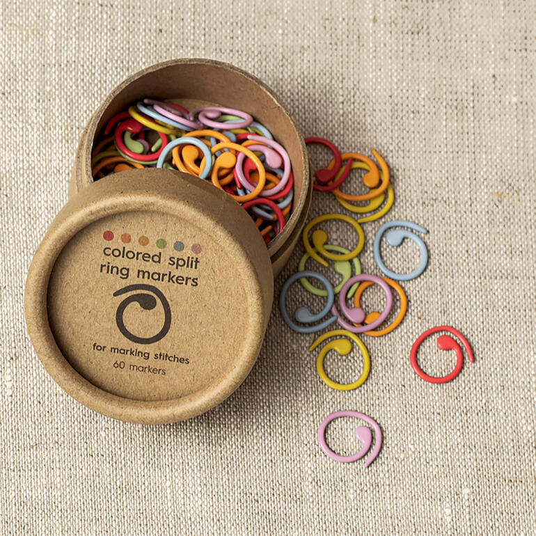 Bunte Split-Ring-Marker von Coco Knits in einer runden Verpackung.